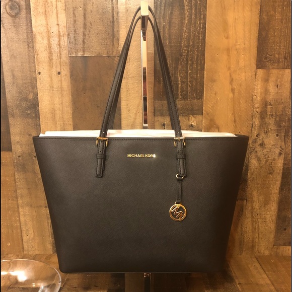 Michael Kors Handbags - NWT MICHAEL KORS JET SET TRAVEL CARRYALL TOTE